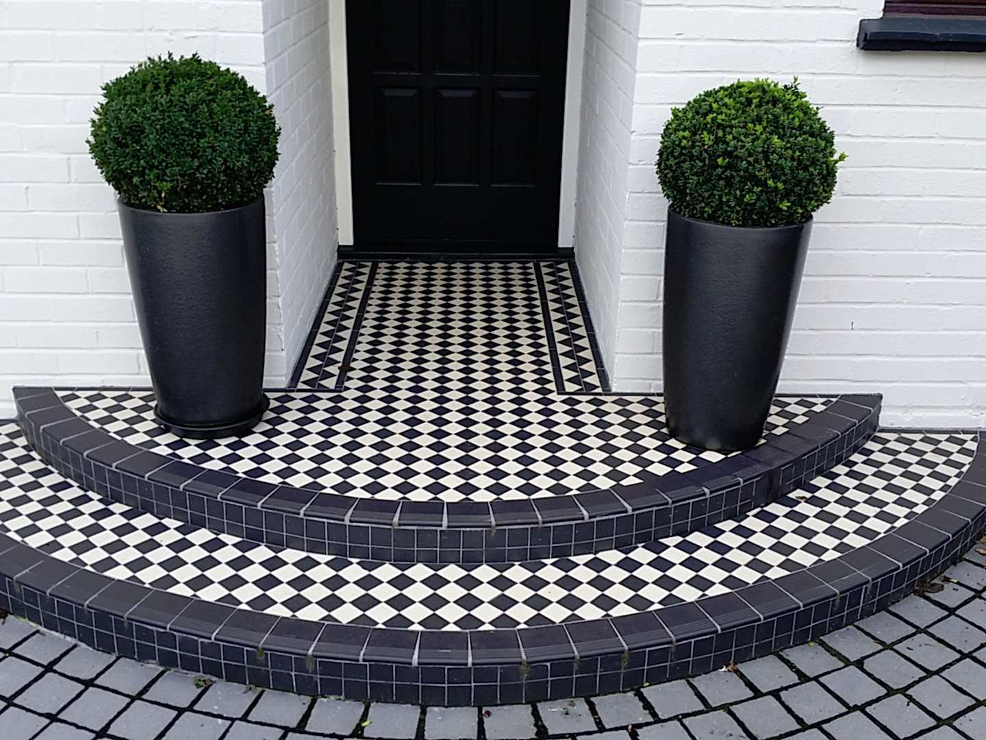 Front garden design in Woking Surrey with resin driveway