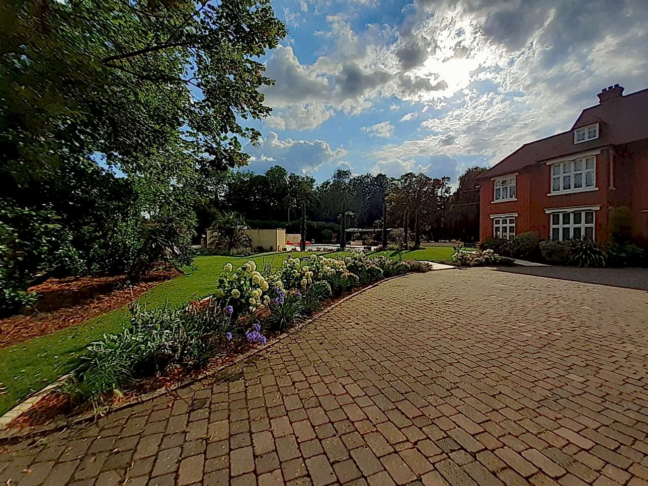 Garden design in Windsor Berkshire with swimming pool and outdoor kitchen