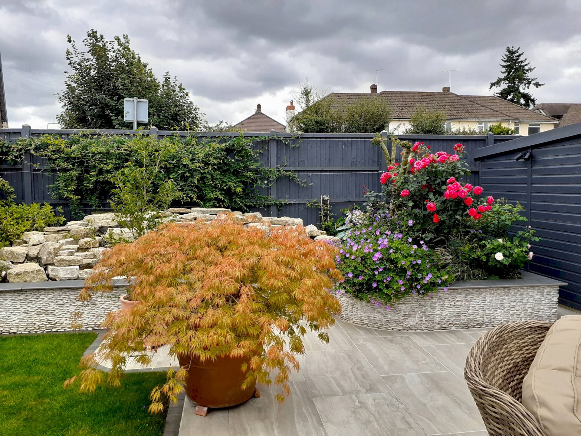 Garden design in Windsor Berkshire with swimming pool and outdoor kitchen