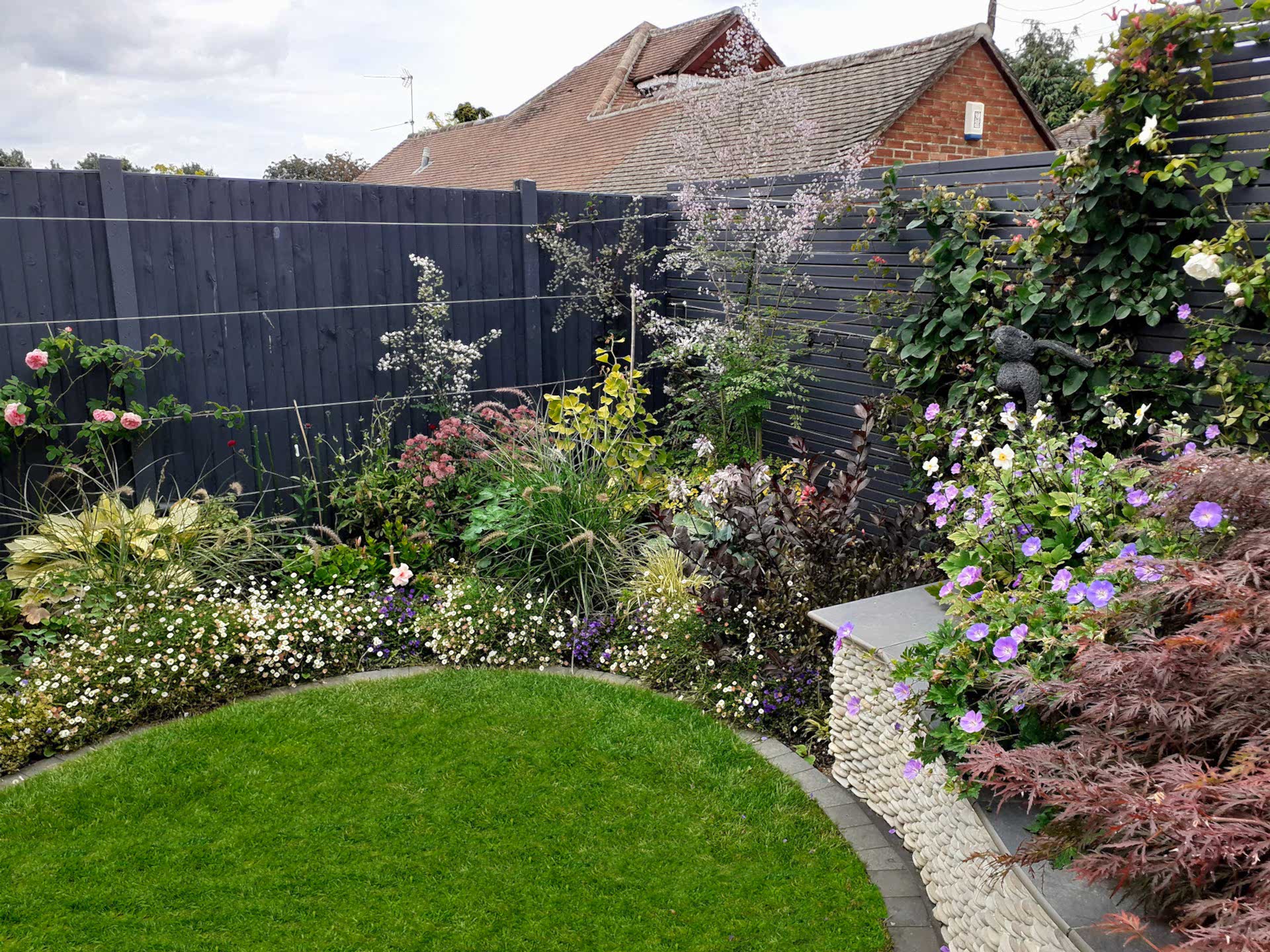 Garden design in Windsor Berkshire with swimming pool and outdoor kitchen